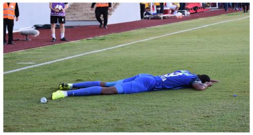 بالفيديو.. إلغاء مباراة قاسم باشا وباتمان في الكأس بسبب زجاجة مياه